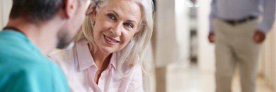 Patientin im Gespräch mit Arzt