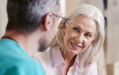 Patientin im Gespräch mit Arzt