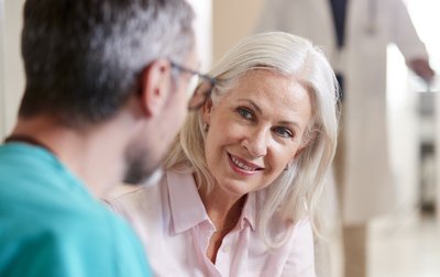 Patientin im Gespräch mit Arzt