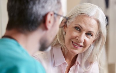 Patientin im Gespräch mit Arzt