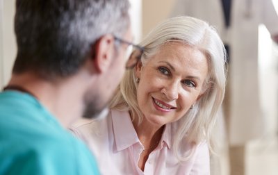 Patientin im Gespräch mit Arzt