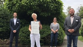 Bernd Siegmund (Geschäftsführer), Roswitha Gross (Pflegedirektorin), Tanja Siebeneiker-Schulz (Betriebsratsvorsitzende) und Christian Dick (stv. Pflegedirektor, von links) freuen sich über das Zertifikat berufundfamilie für das Sana Krankenhaus Radevormwald. (Foto: Thomas Wylezych)