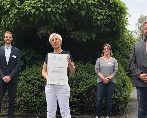 Bernd Siegmund (Geschäftsführer), Roswitha Gross (Pflegedirektorin), Tanja Siebeneiker-Schulz (Betriebsratsvorsitzende) und Christian Dick (stv. Pflegedirektor, von links) freuen sich über das Zertifikat berufundfamilie für das Sana Krankenhaus Radevormwald. (Foto: Thomas Wylezych)