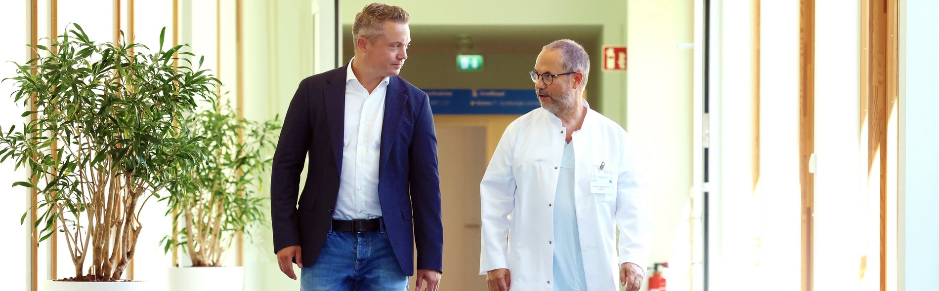 Dr. Volkmar Hanisch mit Marc Bernstädt laufend im Gespräch.