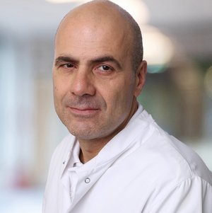 Porträtfoto Dr. med. Alexander Olk, Chefarzt und Facharzt für Orthopädie und Unfallchirurgie, Spezielle Unfallchirurgie am Sana Klinikum Benrath