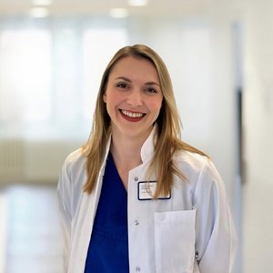 Portraitfoto von Dina Meyer