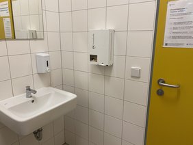 Spender für Hygieneartikel in einem Bad