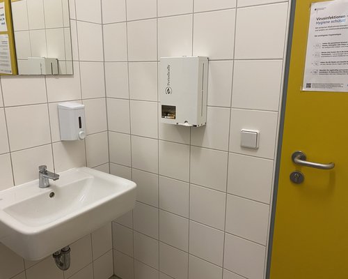 Spender für Hygieneartikel in einem Bad