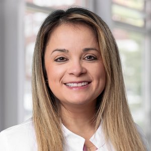 Porträtfoto von Massiel Salazar, Oberärztin der Klinik für Gastroenterologie der Regio Kliniken 