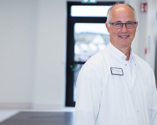 Dr. Volker Brockhaus ist Chefarzt der Abteilung Innere Medizin im Sana Krankenhaus Radevormwald.