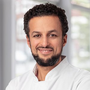 Porträtfoto von Khaled ElKaial, Oberarzt der Klinik für Urologie und urologische Onkologie der Regio Kliniken