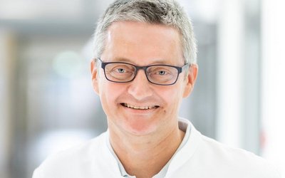 Porträtfoto Prof. Dr. Thorsten Rosenbaum, Chefarzt der Klinik für Allgemein- und Neuropädiatrie.