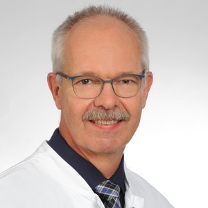 Porträt von Dr. med. Michael Rüb, Chefarzt Orthopädie und Unfallchirurgie am Sana Klinikum Neustatd 