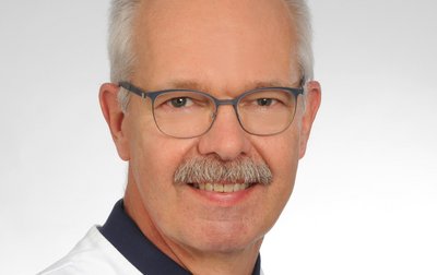 Porträt von Dr. med. Michael Rüb, Chefarzt Orthopädie und Unfallchirurgie am Sana Klinikum Neustatd 