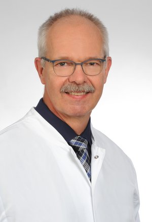 Porträt von Dr. med. Michael Rüb, Chefarzt Orthopädie und Unfallchirurgie am Sana Klinikum Neustatd 
