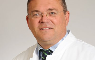 Porträt von Dr. med. Heinz-Georg Bloss, Chefarzt für Neurochirurgie am Klinikum Lichtenfels der Sana Kliniken Oberfranken. 