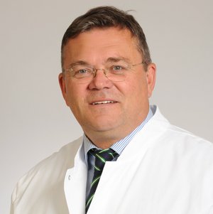 Porträt von Dr. med. Heinz-Georg Bloss, Chefarzt für Neurochirurgie am Klinikum Lichtenfels der Sana Kliniken Oberfranken. 