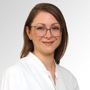 Porträt von Anja Schröter, Fachärztin für Anästhesiologie Zusatzbezeichnung Intensivmedizin, Zusatzbezeichnung Notfallmedizin am Sana Klinikum Lichtenfels.