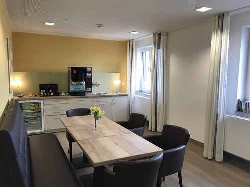 Lounge auf der Wahlleistungsstation im Sana Dreifaltigkeits-Krankenhaus Köln (Foto: Archiv) Lounge auf der Wahlleistungsstation im Sana Dreifaltigkeits-Krankenhaus Köln (Foto: Archiv)