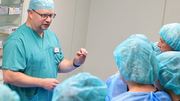 Impressionen vom Tag der offenen Tür im Krankenhaus Senftenberg: Besucher bekommen Einblicke in den OP-Saal