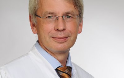 Porträt von Dr. med. Dirk Mayer, Chefarzt für Innere Medizin, Gastroenterologie am Klinikum Coburg der Sana Kliniken Oberfranken.