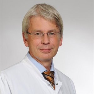 Porträt von Dr. med. Dirk Mayer, Chefarzt für Innere Medizin, Gastroenterologie am Klinikum Coburg der Sana Kliniken Oberfranken.