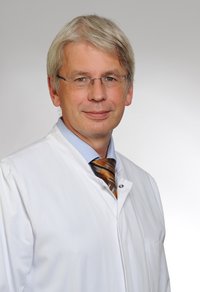 Porträt von Dr. med. Dirk Mayer, Chefarzt für Innere Medizin, Gastroenterologie am Klinikum Coburg der Sana Kliniken Oberfranken.