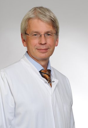 Porträt von Dr. med. Dirk Mayer, Chefarzt für Innere Medizin, Gastroenterologie am Klinikum Coburg der Sana Kliniken Oberfranken.