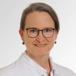 Porträt von Dr. med. Katrin Knippenberg-Bigge, Sektionsleitung des Zentrums für Schmerzmedizin, Fachärztin für Anästhesiologie, spezielle Schmerztherapie am Sana Klinikum Lichtenfels der Sana Kliniken Oberfranken. 