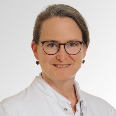 Porträt von Dr. med. Katrin Knippenberg-Bigge, Sektionsleitung des Zentrums für Schmerzmedizin, Fachärztin für Anästhesiologie, spezielle Schmerztherapie am Sana Klinikum Lichtenfels der Sana Kliniken Oberfranken. 