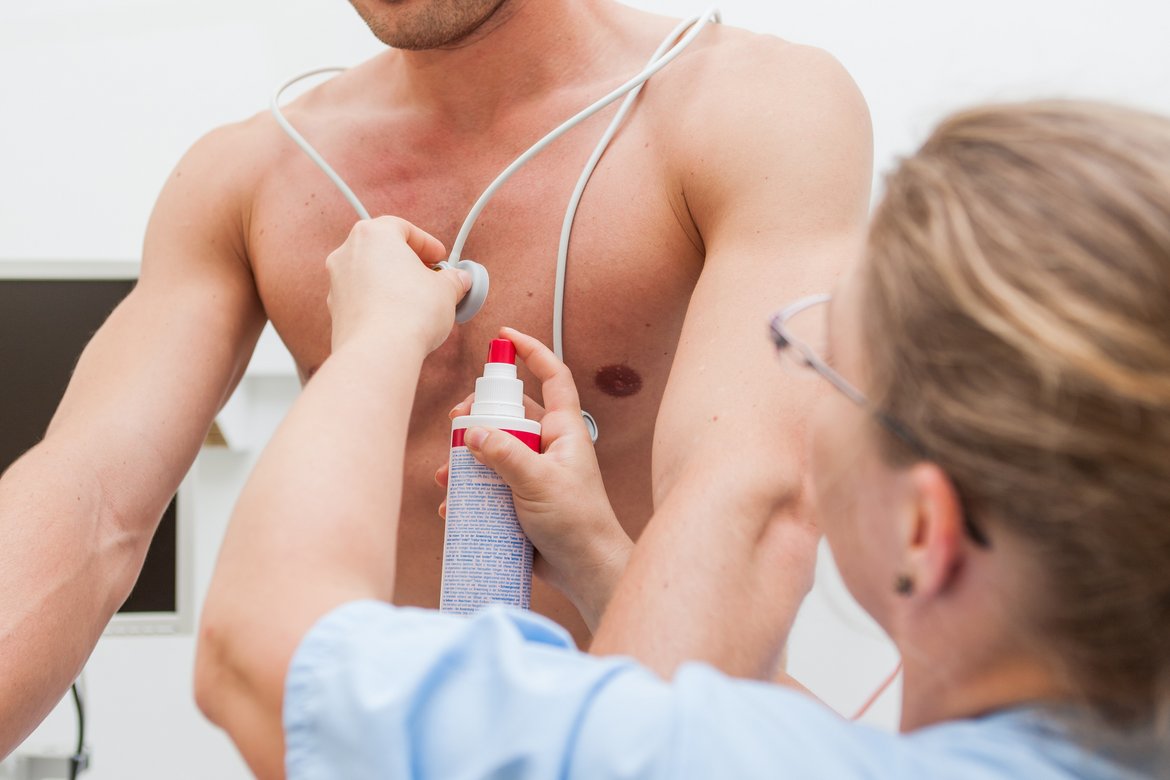 EKG-Untersuchung beim Patienten Foto wie ein EKG an einem Patienten angelegt wird, Elektroden werden auf die Brust geklebt