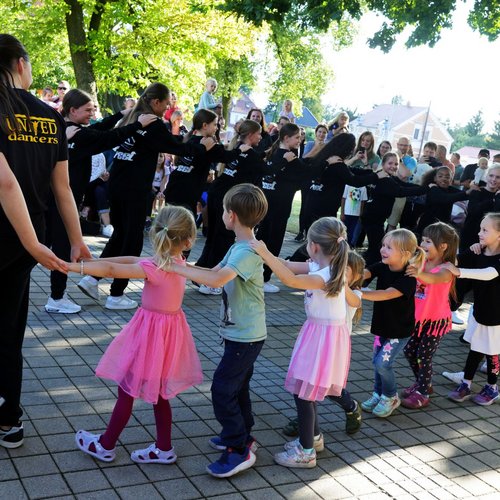 Eine Tanzgruppe mit Kindern beim Kinderfest in Lauchhammer