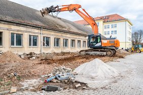 Ein Bagger beginnt mit den den Abrissarbeiten am ehemaligen Neugeborenenenhaus (Haus I) am Sana Klinikum Borna 