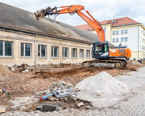 Ein Bagger beginnt mit den den Abrissarbeiten am ehemaligen Neugeborenenenhaus (Haus I) am Sana Klinikum Borna 