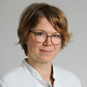 Porträt von Dr. med. Hanna Philipp, Oberärztin, Fachärztin für Gynäkologie und Geburtshilfe, Leitung Perinatalzentrum, Dysplasiesprechstunde am Sana Klinikum Coburg der Sana Kliniken Oberfranken 