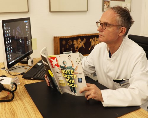 Prof. Dr. med. Joachim Weil, Chefarzt der Klinik für Kardiologie und Angiologie an den Sana Kliniken Lübeck, freut sich sehr über die Nennung in der STERN-Ärzteliste „Gute Ärzte für mich“ (Foto: Sana Kliniken Lübeck)