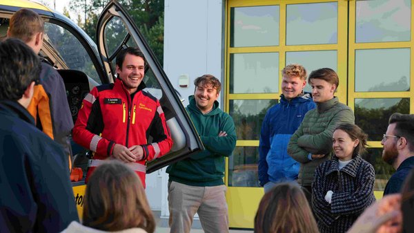 Summerschool-Teilnehmende besichtigen den Rettungshubschrauber auf dem ADAC-Luftrettungsstützpunkt in Senftenberg