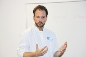 Dr. Mathis Jaskulsky, Oberarzt Klinik für Innere Medizin im Sana-Krankenhaus Hürth (Foto: Stefan Mülders)