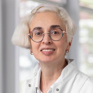 Porträtfoto von Dr. med. Nato Malatsidze, Oberärztin in der Geriatrie der Regio Kliniken