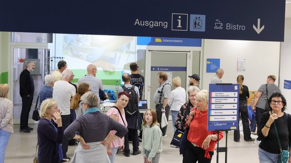 Impressionen vom Tag der offenen Tür im Krankenhaus Senftenberg: Zahlreiche Besucher erkunden das Krankenhaus