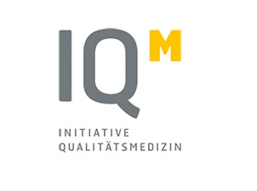 Das Logo der Initiative Qualitätsmedizin, bei der Sana Mitglied ist.