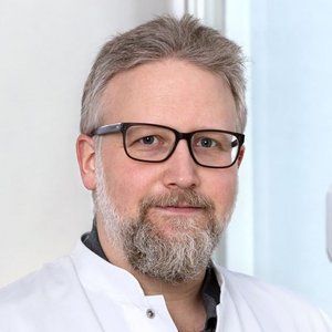 Porträtfoto Dr. med. Niels Decker, Facharzt für Orthopädie und Unfallchirurgie am Sana Dreifaltigkeits- Krankenhaus Köln 