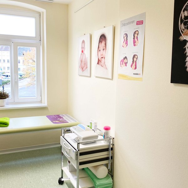 Hebammenzimmer mit Patientenliege für CTG-Untersuchungen
