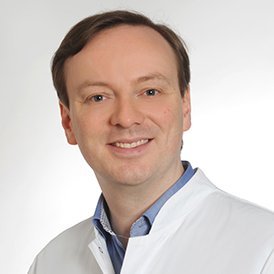Porträt von Elischa-Julius Thees, Oberarzt, Facharzt für Innere Medizin am Sana Klinikum Coburg der Sana Kliniken Oberfranken 