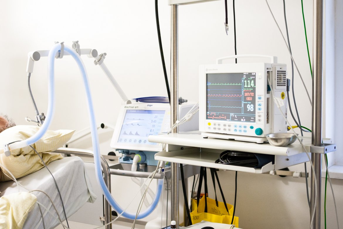 Foto einer modernen Intensivpflegeumgebung zur Überwachung von Patienten