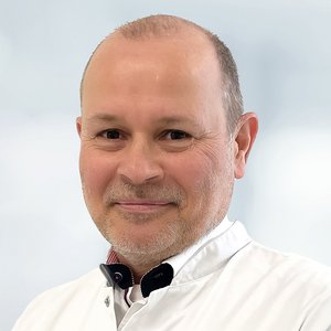 Portraitfoto von Dr. Christoph Riepl, Chefarzt der Klinik für Orthopädie, Unfallchirurgie und Sporttraumatologie und Leitung Endoprothetikzentrum am Sana Klinikum Landkreis Biberach