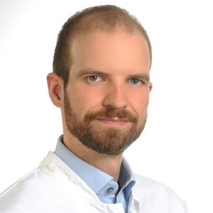 Porträt von Dr. med. Florian Rößner, Oberarzt, Facharzt für Innere Medizin Zusatzbezeichnung Notfallmedizin am Sana Klinikum Coburg der Sana Kliniken Oberfranken