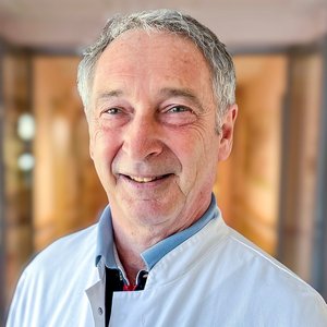 Porträtfoto von Dr. med. Ralf Robel, Leitender Arzt für Organisation der Gynäkologie und Geburtshilfe im Sana Klinikum Wurzen