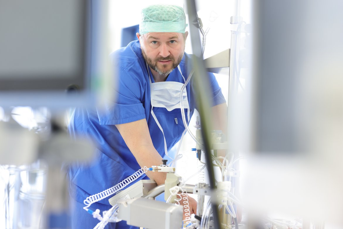 Karsten Drescher, Kardiotechniker im Sana-Herzzentrum Cottbus, im OP-Saal