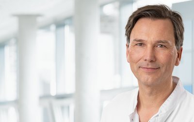 Porträtfoto von Andreas Kleenlof, Chefarzt der Klinik für Palliativmedizin und Geriatrie der Regio Kliniken